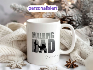Personalisierte Tasse mit der Aufschrift 'The Walking Dad' und einer Silhouette eines Mannes mit Kinderwagen, darunter der Name 'Kevin'. Perfektes Geschenk für Väter.